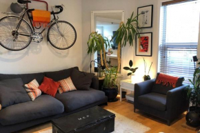 Cozy 1 Bedroom 1 Minute from Tube Parking permit